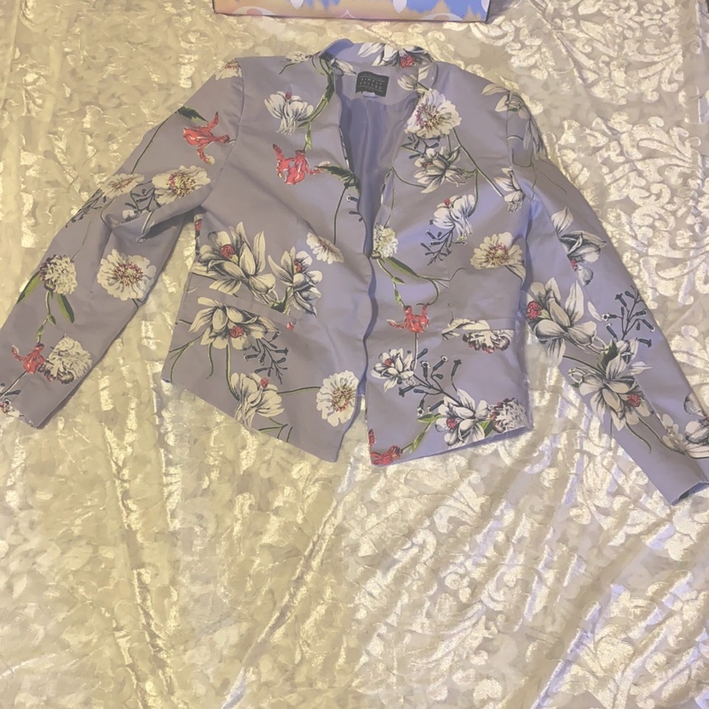 Beautiful flower printed buttonless blazer